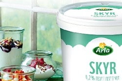 Arla Skyr Milchprodukt im Eimer für die Gastronomie mit drei Gläsern, Inhalt und Deko