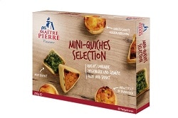 Auf dem Foto ist die Verpackung des Mischkartons der Mini-Quiche-Selektion des französischen Herstellers Maitre Pierre zu sehen. Es sind alle drei Varianten der Mini-Quiches auf dem Karton abgebildet. Ein Karton enthält zwölf Quiches.