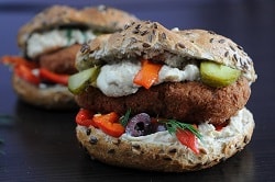 Brötchen Burger Sandwich vegetarsich, mit veganem Burger Pattie, oliven und creamcheese