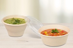 Rausch Verpackung. Suppen Bagasse zwei mal, mit offenen Deckel. Gefüllt mit einer grünen Cremesuppe und die andere mit einer rötlichen Suppe mit Gemüseeinlage.
