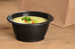 Rausch Verpackung. Suppe im to go behälter welcher versiegelbar ist. Um Suppen vorzubereiten, einzufreiren und besser verkaufen zu können. Gefüllt mit einer grünen Cremesuppe und Gemüsedekor als Beispiel.