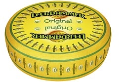 Auf dem Foto ist eine gelbe Laibe des Leerdammer Käses vom Hersteller Bel Foodservice. Auf der Laibe befindet sich das Siegel der Initiative für Weidehaltung.