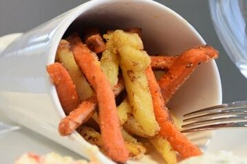Rezept: Gemüsefritten aus Karotten und Pastinaken mit Gemüse.