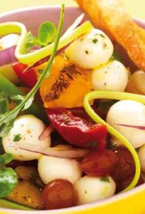 Salat mit Mozzarella-Bällchen und gegrilltem Gemüse