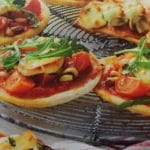 Mini-Pizzen mit Tomaten, Ziegenkäse und Rucola_Fromka
