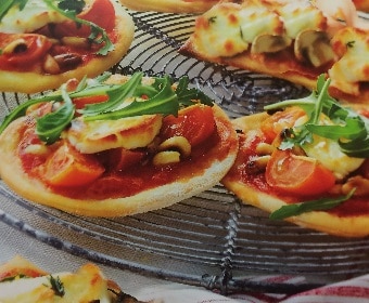 Rezept: Pizza in kleinen Formen mit Tomate und Rucola.
