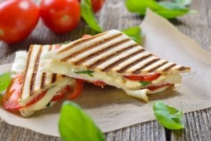 Sandwich Tomate Mozzarella Käse heiß Panini