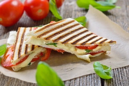 Sandwich Tomate Mozzarella Käse heiß Panini