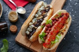 Hot Dog mit Bohnen und Salat