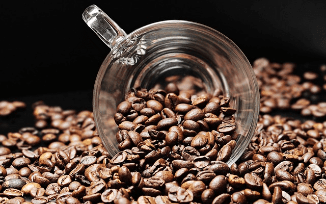 Ein Glas inmitten von Kaffeebohnen