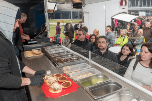 Ein FoodTruck auf der Messe GastroTageWest in welchem Burger zubereitet werden