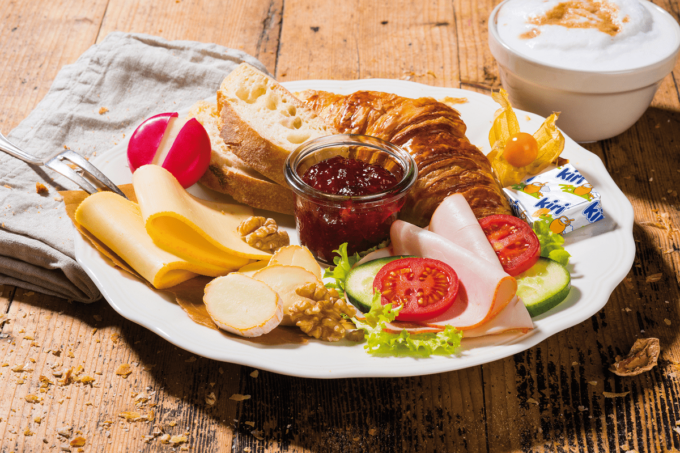 Bonjour Gourmet Frühstück von Bel Foodservice mit Croissant, Käse von Kiri, Babybel, Brot, Schinken, Tomaten und Gurken