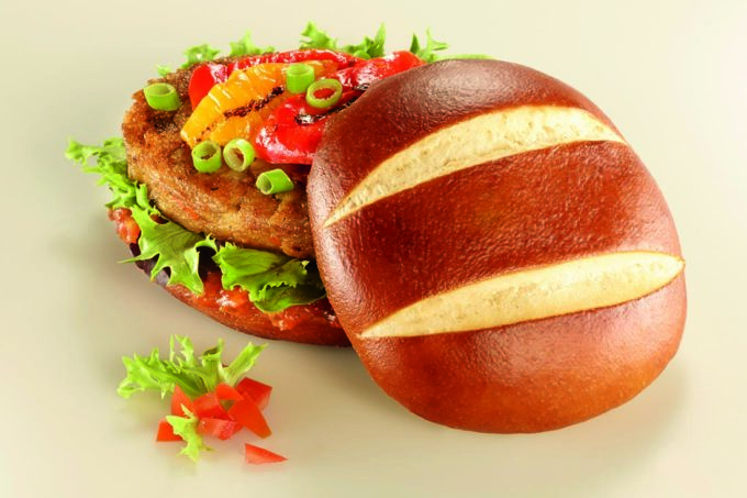 Rezept: Saftiger Burger mit Laugen Bun und Tomatensalsa.