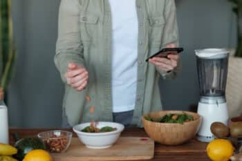 Mann Salat Handy Smart Home