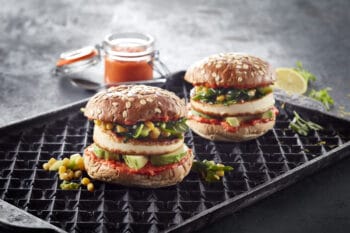 Grillkäseburger mit mojo rojo und Avocado