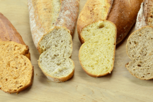 Die vier Brote von der Biebelhausener Mühle eignen sich ideal für den Sommer, denn sie machen eine ansprechende Figur bei Grillen. Die vier Pain-Brote gibt es in den Sorten Tomate,Waldknofel, Mais und Zwiebel.