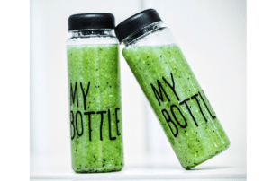 Zwei grüne Smoothies in Plastikflaschen mit der Aufschrift "MY BOTTLE"