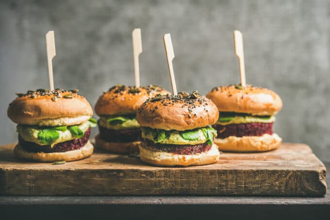 Die Burger-Branche boomt stärker als je zuvor denn der Burger lässt sich auf jeden Food Trend adaptieren. Besonders vegane und pflanzenbasierte Burger erleben gerade ein Hoch.