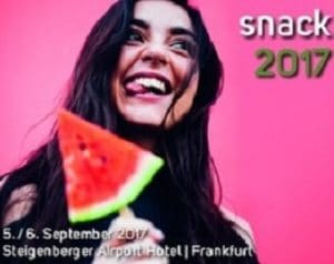 snack 2017: auf rosa Hintergrund ist eine junge Frau zu sehen die rechts oben in die Ecke guckt und ein Stück Melone am Stiel in der hand hält. Dabei lacht sie und stteckt die Zunge etwas raus.