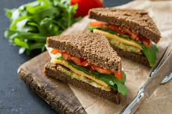 Zwei vegetarische Sandwiches belegt mit Tomaten, Salat und vegetarischem Käse