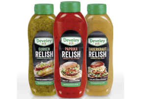 Auf dem Bild sind die drei vegetarisch und veganen Relishes von dem Snack-Saucen-Hersteller Develey abgebildet. In der roten Tube befindet sich das Paprika Relish, links davon in der grünen das Gurken Relish und rechts in der grünen Tube das Sauerkaurt Relish.