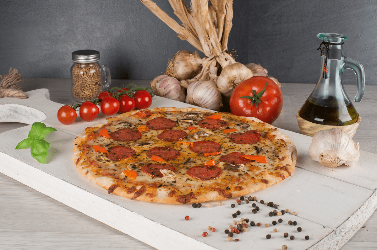 Pizza Mamma von Point of Food belegt mit Käse, Salami und Tomaten