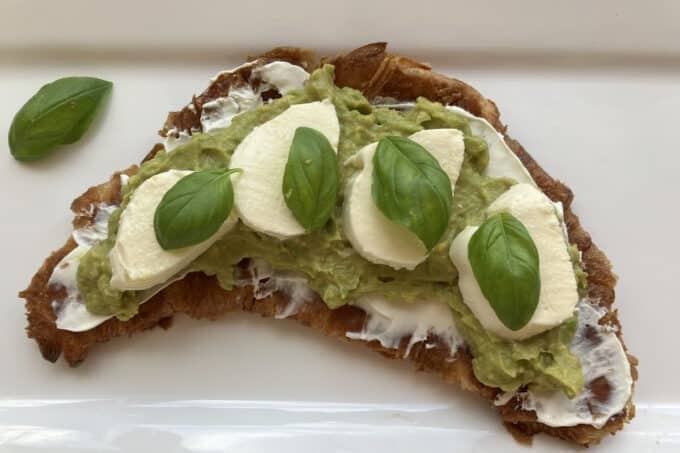 smash croissant avocado