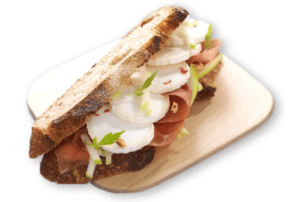Ein Sandwich vom Bäcker belegt mit Käse, Salat und Schinken