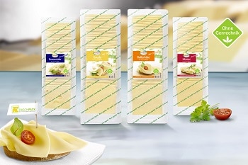 Auf dem Foto sind die vier VLOG, also gentechnikfreien Variationen von Frischpack abgebildet. Im Vordergrund erkennt man außerdem ein mit Käse belegtes Brot. Der Boden auf dem die Variationen sind ist weiß und der Hintergrund verschwommen.