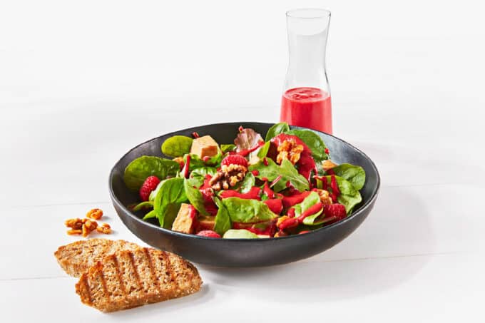 Milram vegane Joghurtdressing rot mit Salat