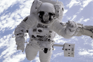 Auf dem Foto ist ein Astronaut im Weltall zu erkennen, der das Thema "Brotbacken im Weltall" auf dem Backkongress 2017 symbolisieren soll