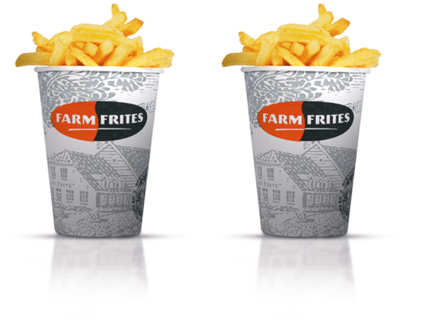 Auf dem Foto sind zwei Portionen der Farm Frites Pommes abgebildet. Die Pommes werden innerhalb von zwei bis vier Minuten fertiggestellt. Der Becher, in dem die goldbraunen Pommes enthalten sind, ist weiß-grau und hat das rot-schwarze Farm Frites Logo aufgedruckt.