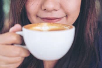 Kaffee Getränke Frau trinkt Milchkaffee 
