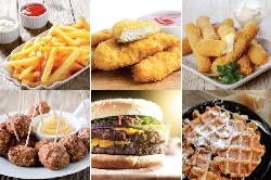 noms FryMac. Auf dem Bild sind sechs verschiedene Fast Food Lebensmittel abgebildet. Sie sind in 2 Reihen zu jeweils drei nebeneinander zu sehen. Von links oben nach rechts Unten: Pommes, Chicken Nuggets, Mozzarella Sticks, Hackbällchen, Burger, Waffeln.