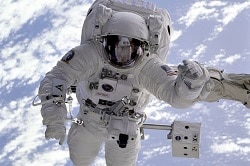 Auf dem Foto ist ein Astronaut im Weltall zu erkennen, der das Thema "Brotbacken im Weltall" auf dem Backkongress 2017 symbolisieren soll