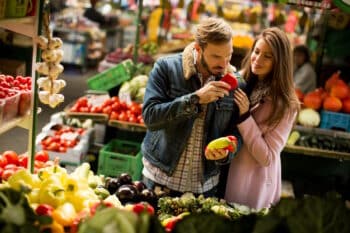 Studie Nachhaltigkeit junges Paar kauft Bio Gemüse Obst Marktstand