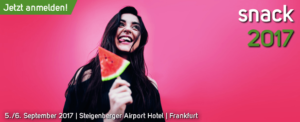 Auf dem Bild erkennt das man Logo des snack-Kongresses von 2017. Der Hintergrund ist pink und relativ mittig im Bild steht ein Mädchen mit einem schwarzen Pullover und hält ein Stück Wassermelone am Stiel. Sie lacht und streckt ihre Zunge raus.