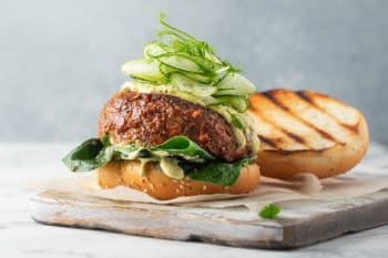 Burger vegan Fleischersatz Gurke Salat 