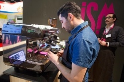 ISM 2018. Auf dem Bild sieht man einen Barista an einer Espressomaschine, welcher an dem Baristawettbewerb der ISM 2017 teil nimmt.