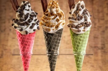 Crazy Cones bunte Eiswaffeln in verschiedenen Farben mit Eis und Toppings von Softeispartner / snackconnection