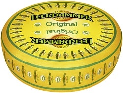 Auf dem Foto ist eine gelbe Laibe des Leerdammer Käses vom Hersteller Bel Foodservice. Auf der Laibe befindet sich das Siegel der Initiative für Weidehaltung.