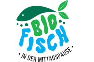 Auf dem Bild ist das Logo der Kampagne "Bio-Fisch in der MIttagspause" zu sehen. Ganz oben ist ein dunkelgrüner Fisch, dessen Flossen sich rechts befinden, dadrunter steht in Großbuchstaben BIO, ebenfalls in grün, aber in der Farbe der Flossen. Dadrunter steht Fisch in Großbuchstaben, dieses Mal aber in blau. Zum Schluss stehen in schwarz die Worte "in der Mittagspause" geschrieben.