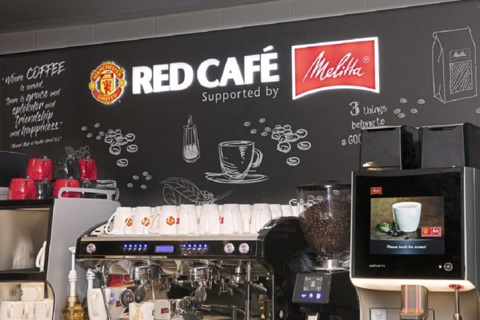 Melitta®: Der Einagng zum Red Café – Supported by Melitta®, Manschester United.