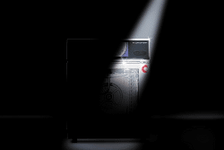 Auf dem Foto ist der Kombidämpfer Convotherm in der neuen mini-Serie des Snackgeräten-Herstellers Welbilt zu sehen. Jedoch erkennt man nur die rechte Ecke des Snackgerätes, denn nur da scheint ein Lichtkegel drauf. Der Rest des Bildes wird schwarz gehalten.
