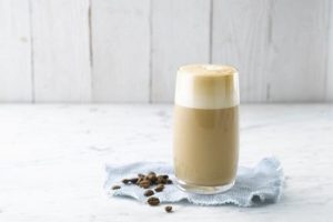 Ein Soja Latte Rezept mit der Soja Milchalternative von Alpro for Professionals