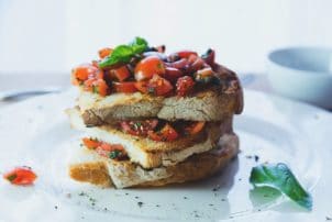 Ein Sandwich belegt mit Tomaten, Salat und Fleisch