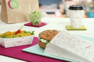 Snack Verpackungen von RAUSCH, darunter Sandwich, Salat Verpackungen und ein Kaffee to go Becher