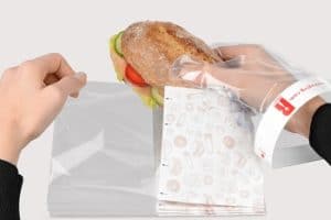 Eine Snack Tasche von RAUSCH in die ein Sandwich getan wird