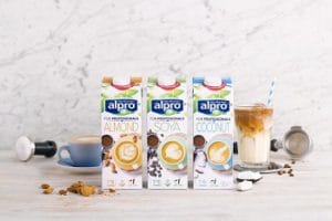 Die Milchalternativen von Alpro for Professionals. Zu sehen sind ein Mandel-, ein Soya- und ein Kokosnussdrink.