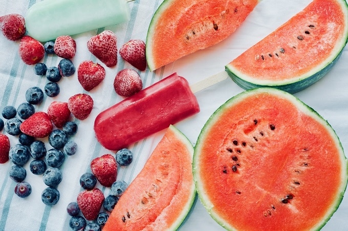 Sommer Trends gefrorene Früchte Melone Erdbeeren Blaubeeren Eis